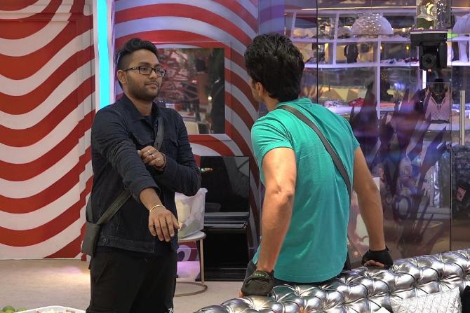 On the other hand, Nishant feared that Nikki will turn out to be a dictator of the house if she gets the reigns. Rahul is the only one who is in support of Nikki but gets sceptical after Jaan and Nishant paint his mind.