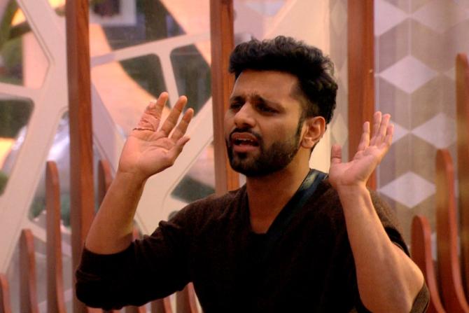 A raging fight broke out as Rahul told the housemates about Pavitra’s crush on Abhinav who is a married man is. Pavitra blamed Rahul for tarnishing her character with his baseless claim. Heartbroken and enraged, Pavitra had a loud and fuming fight with Rahul and she accused him of having low standards.