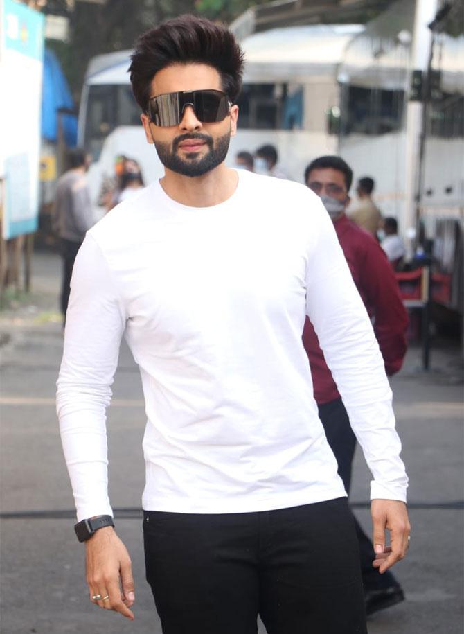 Coolie No 1 is produced by Vashu Bhagnani, Jackky Bhagnani and Deepshikha Deshmukh. The actor and producer Jackky Bhagnani also part of The Kapil Sharma Show for the film's promotion.