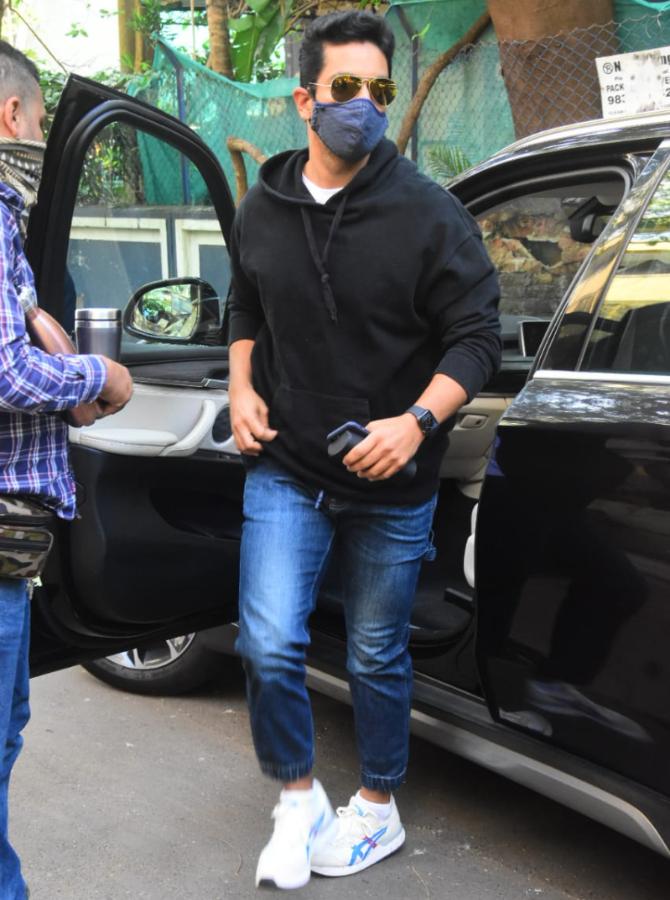 Angad Bedi is back to the tinsel town after a refreshing and exotic vacation with wifey Neha Dhupia and daughter Mehr in the Maldives. The Soorma actor was clicked at a dubbing studio in Bandra.