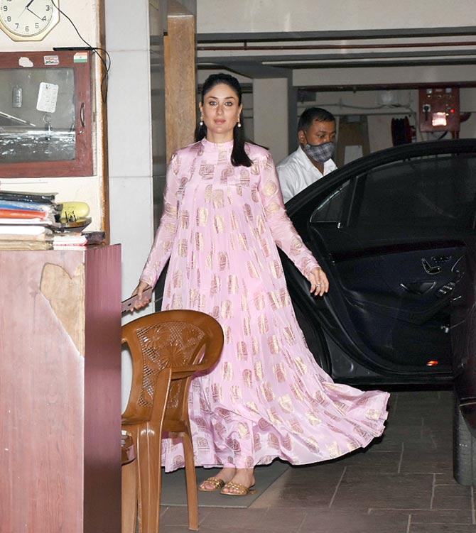 Kareena Kapoor Khan radiates pregnancy glow in this pink Anarkali
