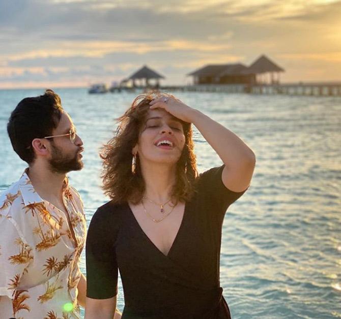 India badminton star Saina Nehwal and her shuttler husband Parupalli Kashyap were stealing some romantic moments during the sunset in Maldives.