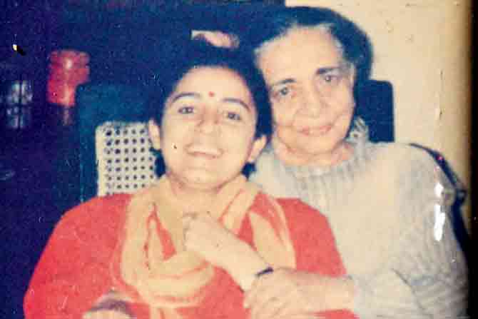  Shahana Raza with her grandmother Saeeda Bano, 1996, New Delhi