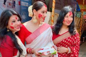 Bipasha Basu relieves memories of last year's Durga Puja festivity