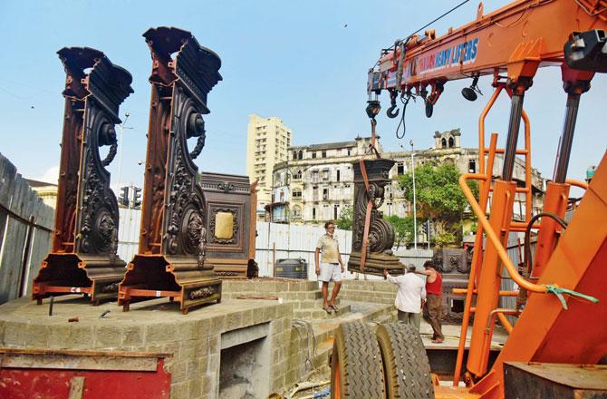Workers unload the parts of the Fitzgerald Fountain at the Metro Junction, on Wednesday. Pic/Suresh Karkera