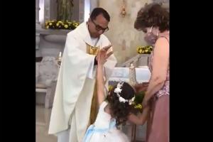 Priest raises hand to bless little girl, she high-fives him instead
