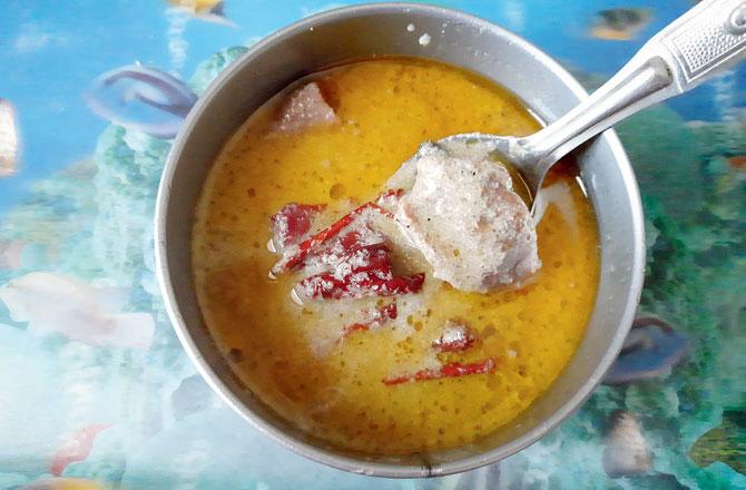 Pandhra rassa mutton