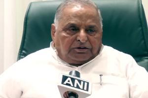 Internet confuses SP leader Mulayam Singh with supremo, sends tributes