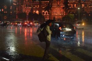 Heavy rains with thunder and lightning hits city, tweeple share photos