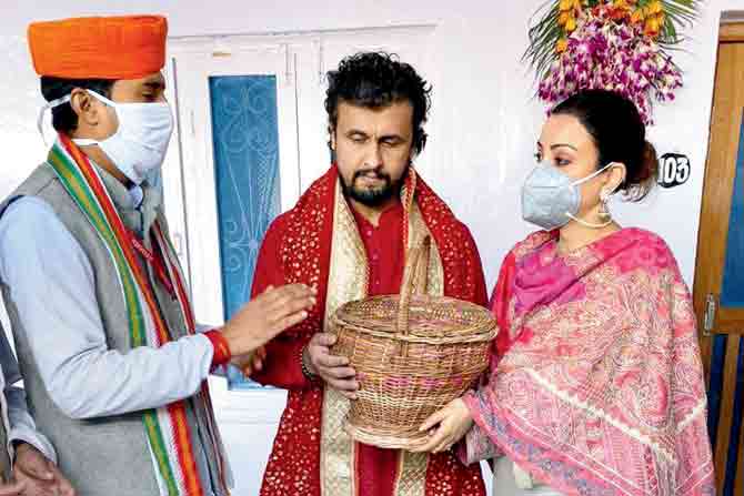 Sonu Nigam performs the rituals with wife Madhurima