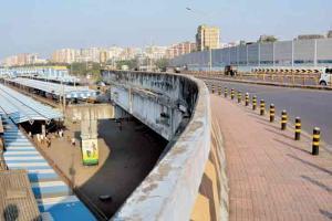 Mumbai: SCLR to get staircase landing for rail travellers