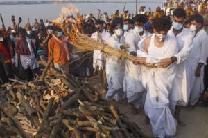 Chirag Paswan collapses after lighting father's funeral pyre