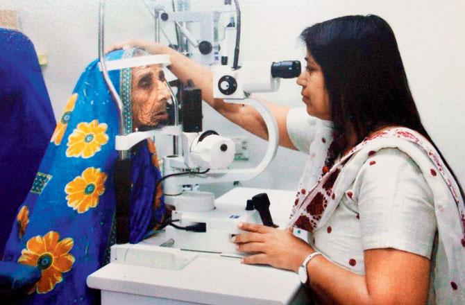 Dr Meghali Bhattacharje from Shanmukhananda Eye Care, Matunga, examines a patient