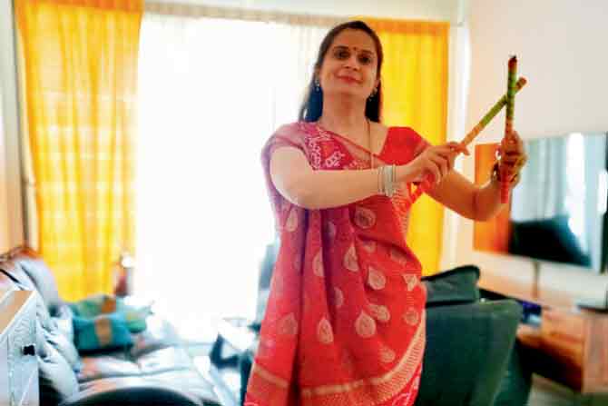 Doshi suggests doing versions of the do taali, teen taali, taali-chapti and chapti rolls when choreographing sequences for online home parties
