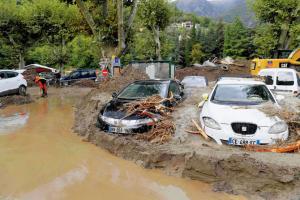 Floods in Italy: Over 1,000 rescuers search for 8 missing people