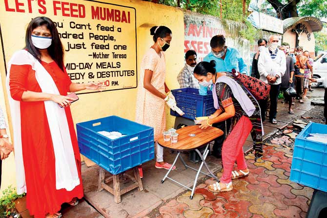 Let’s Feed Mumbai during the distribution of a meal in Kurla.
