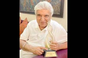 After much hullabaloo, Javed Akhtar poses with Richard Dawkins Award