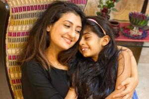 Watch Video: Juhi Parmar gets a special surprise from daughter Samairra
