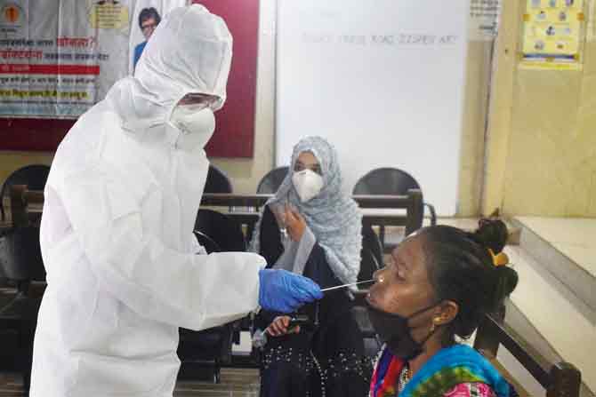 BMC medical staff conduct screenings and antigen tests at the civic health centre in Sewri on Thursday. PIC/ASHISH RAJE