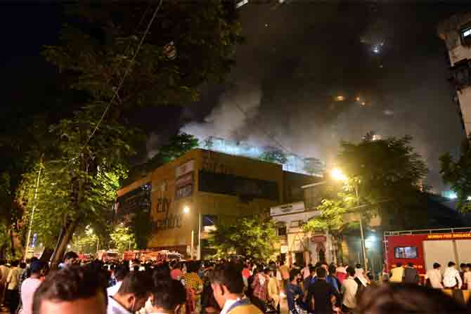 Huge Crowd of Shop owner as Fire  at City Centre Mall No injures at Mumbai central. Pic/ Bipin Kokate