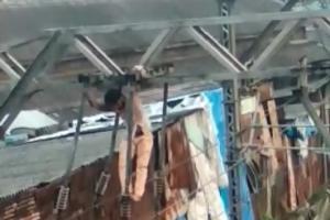 Mumbai: Man climbs wire pole at Byculla station, gets electric shock
