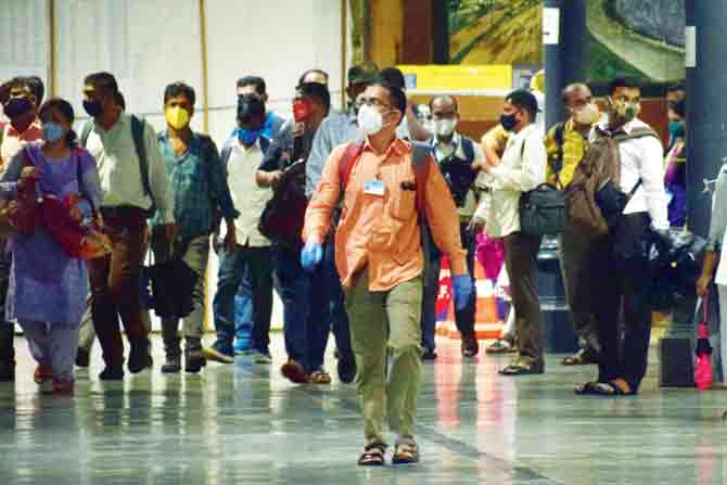 essential services employees in masks are seen at CSMT. PIC/ASHISH RAJE
