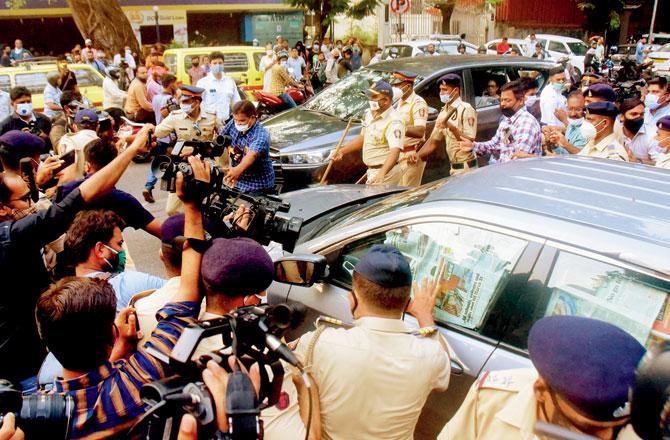 As Rhea left Byculla jail on Wednesday, the media was not allowed to take photos or videos of her outside. Her car windows were also covered with newspaper. Pic/Bipin Kokate