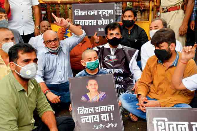 BJP leader Kirit Somaiya and Sheetal’s family during the protest outside Ghatkopar police station on Thursday