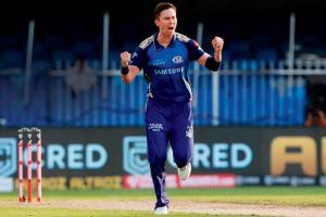 Trent Boult conquers hot conditions to help Mumbai top IPL table