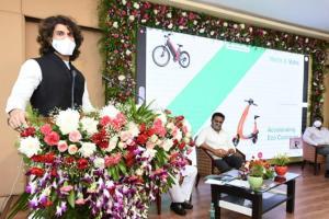 Vijay Deverakonda invests in electric mobility