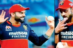 Kohli inadvertently applies saliva on ball, apologises immediately