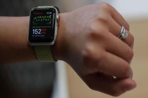 Smartwatch's ECG feature saves 61-year-old man from heart attack