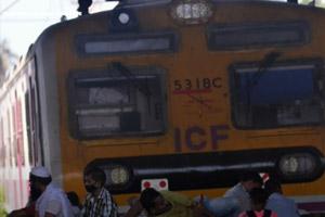 Iron rod flung at train by sleep-deprived homeless man at Charni Road