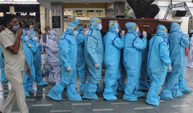 Pranab Mukherjee's son Abhijit Mukherjee performed the last rites as the Former President was accorded a 21-gun military salute. Due to the COVID-19 pandemic, only close family members of the late leader were allowed to enter the crematorium. Those handling the mortal remains were seen armed with PPE kits, face masks and hand gloves.
