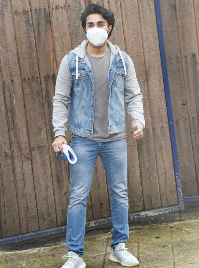 Aadar Jain was also clicked at a popular dubbing studio in the same suburb. The actor showed off his handsomeness in his grey t-shirt, denim jacket and pants.