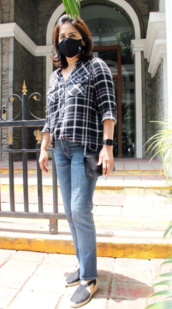 Since the death of her husband Neetu and her daughter Riddhima Kapoor Sahani has been sharing some pretty unseen pictures of the Kapoor clan on social media for quite some time now. Be it, Rishi Kapoor, with herself, brothers or Riddhima, the mother-daughter duo have left no stone unturned to express their emotions in front of their followers. The girls have made a ritual of sharing some sweet memories on social media.