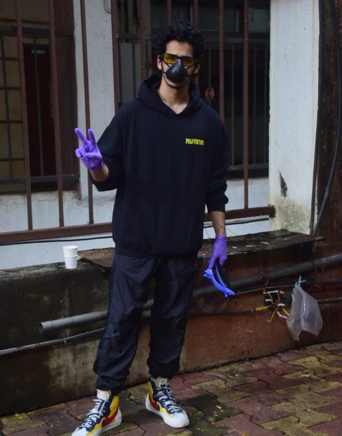 Ishaan looked dashing in his dark blue hoodie and black trousers. To complete his look, he wore white sports shoes and sunglasses. Also don't miss out on his blue gloves and black mask.
