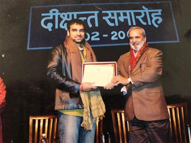 Within a few years, he saw himself becoming an artiste. However, the struggle was real! Pankaj Tripathi used to work in a hotel kitchen at night and do theatre in the morning. After finishing his night shift, which he did almost for two years, he used to come back and sleep for five hours and then do theatre in the afternoon till the evening and then again get back to the hotel from 11 pm to 7 am in the morning.
In picture: Pankaj Tripathi during his NSD days.