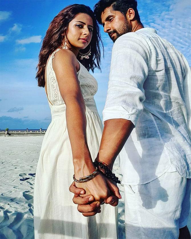 When Ravi gave the heart card to Sargun, the actress wittily asked him if she could recycle it for her next boyfriend since he had not written anything in it.