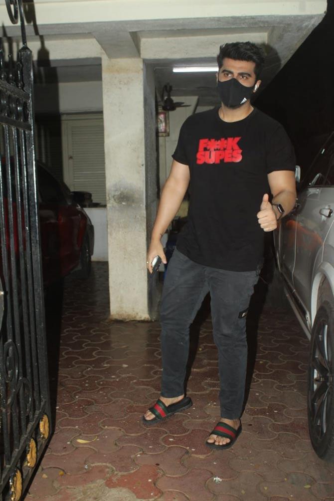 Arjun Kapoor posed for the shutterbugs when clicked in Mumbai. The actor, on the work front, will be next seen in Bhoot Police, a cross-border film opposite Rakul Preet Singh and Sandeep Aur Pinky Faraar.