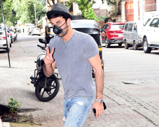 Ranbir Kapoor also sported a unique face mask, which reminds one of a bicycle seat and an abdominal guard, which sportsmen wear. The actor is wearing an anti-pollution mask with replaceable filters. Nothing but the top end for RK, even when it comes to masks.