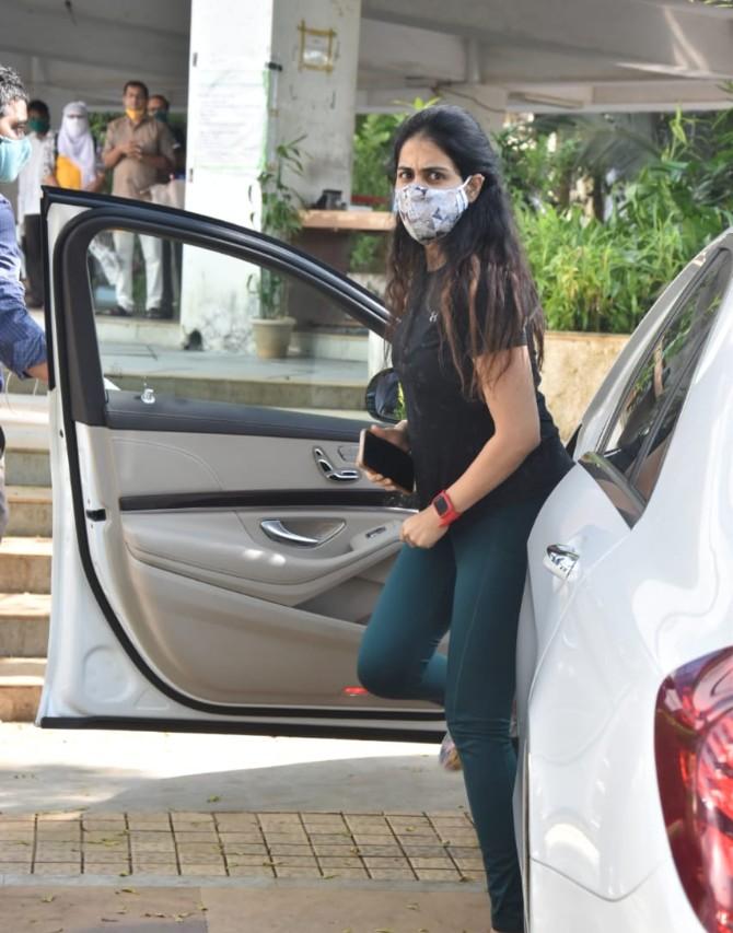 Riteish Deshmukh and his wife Genelia Deshmukh were spreading smiles when clicked by the photographers at an educational institute in Juhu, Mumbai. (All pictures: Yogen Shah).