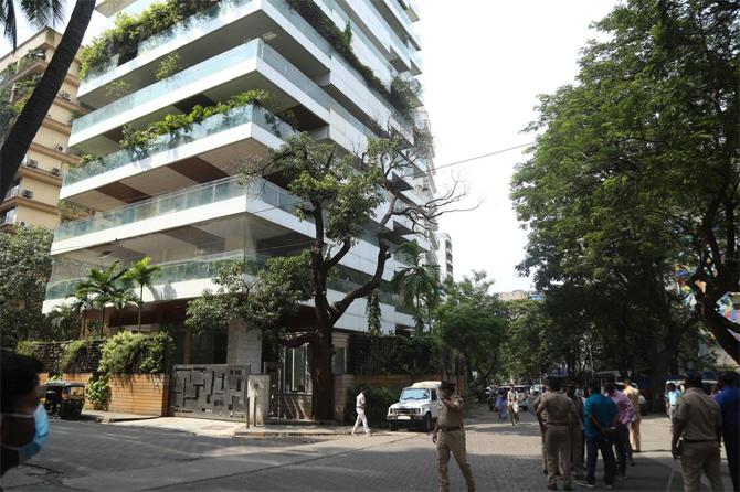 Kangana and Rangoli were escorted by security personnel from the flight to the aircraft staircase maintaining a safe distance with other passengers, and taken to the terminal in a blue airline taxi along with three bodyguards. The airline taxi was escorted by police cars from all sides.
In picture: Security outside Kangana Ranaut's house.