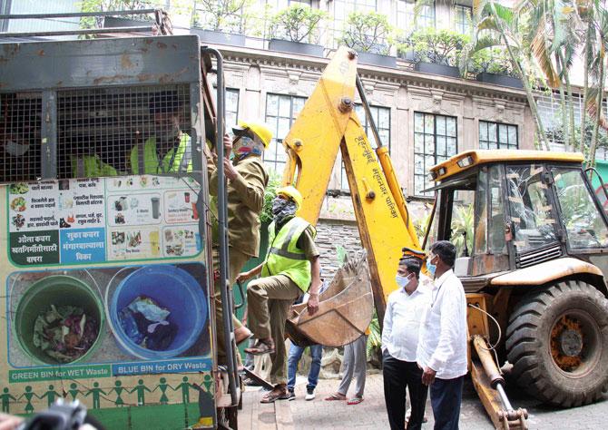 Meanwhile, a team of the BMC H-West Ward officers accompanied by a police posse reached Kangana's office with bulldozers, JCBs and other heavy equipment and took up the demolition work.