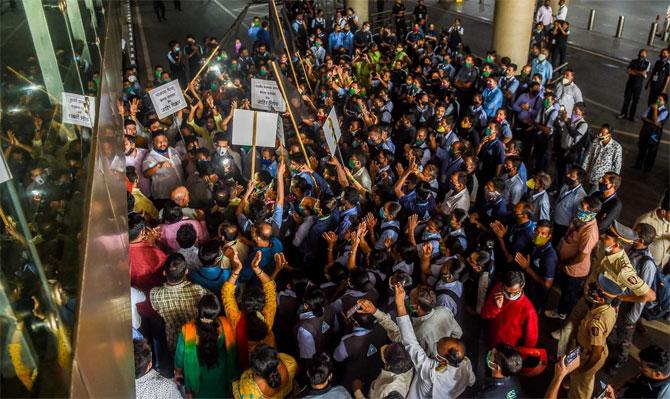 Social distancing protocol was grossly violated by all protesters, who took off their masks and jostled together to shout slogans for or against the actress.