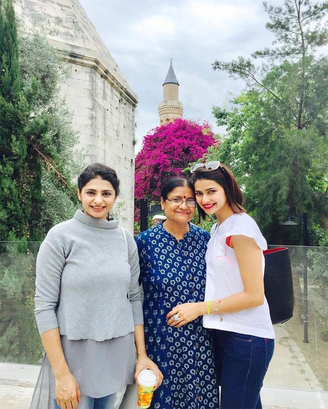 However, because of her hard work, Prachi Desai was able to be a part of her elder sister Esha Desai's dream. 