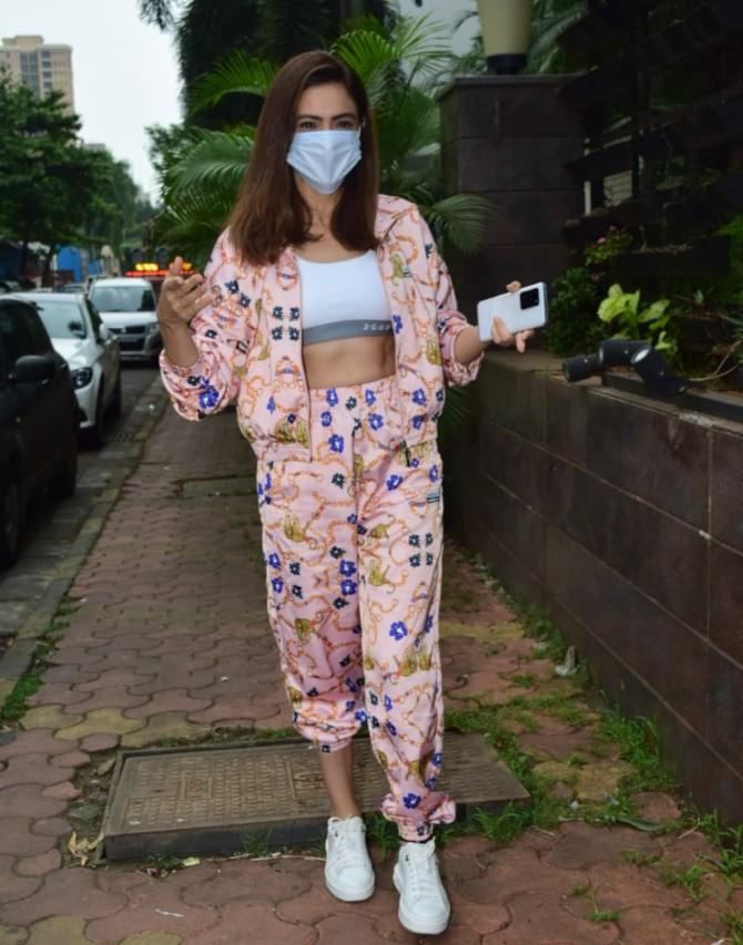 Aamna Sharif was clicked by the paparazzi strolling the streets of Bandra, Mumbai. The Kasautii Zindagii Kay actress raised the city's temperature in her white sports bra, pink printed jacket and trousers. (All pictures: Yogen Shah/Pallav Paliwal).