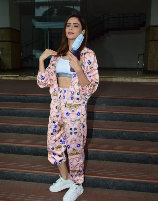 Aamna Sharif recently got herself tested for COVID-19 after one of her staff members was positive. The actress took all the precautions and shared the news with her fans. 