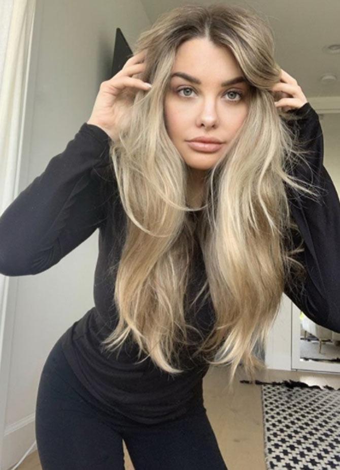 Another model that Shane Warne was rumoured to have dated was Australian glamour girl Emily Sears. The couple were spotted at various fancy restaurants in Australia for dinner dates which stemmed to relationship rumours.