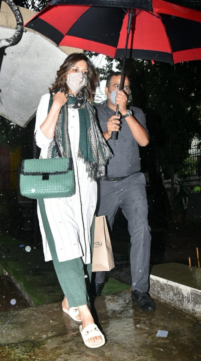 Sonali Bendre was also clicked in the same suburb. She looked gorgeous (as usual) in her white-and-green salwar kameez and black dupatta. To prevent the spread of coronavirus she wore a grey mask.